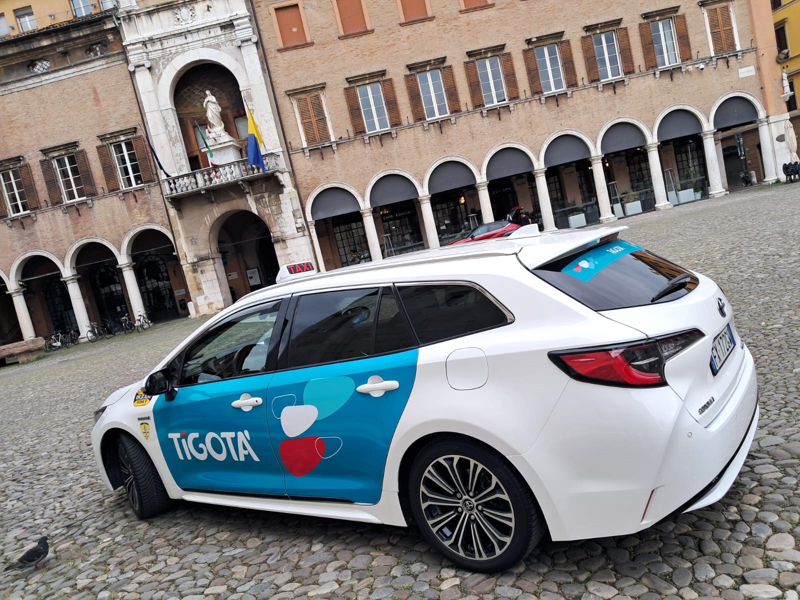 taxi sponsorizzato con logo Tigotà in Piazza Grande