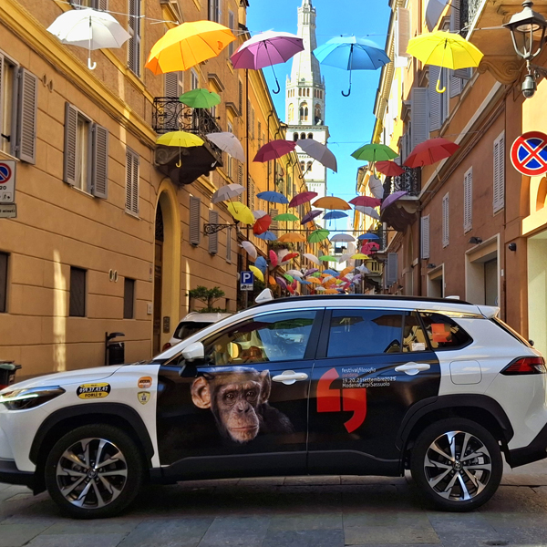 Taxi sponsorizzato con immagine Festa filosofia 2025